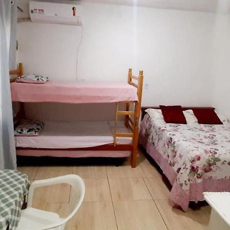 KITNET S2 em TORRES-RS - ÓTIMO CUSTO BENEFICIO na mais bela praia Gaúcha - Cozinha - Banheiro - Ar condicionado - TV - Wi-Fi - Estacionamento - Acomoda até 5 pessoas - Anfitriã Superhost no BnB Exterior foto