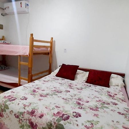 KITNET S2 em TORRES-RS - ÓTIMO CUSTO BENEFICIO na mais bela praia Gaúcha - Cozinha - Banheiro - Ar condicionado - TV - Wi-Fi - Estacionamento - Acomoda até 5 pessoas - Anfitriã Superhost no BnB Exterior foto