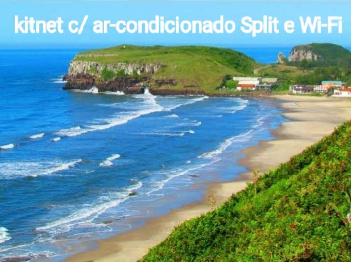 KITNET S2 em TORRES-RS - ÓTIMO CUSTO BENEFICIO na mais bela praia Gaúcha - Cozinha - Banheiro - Ar condicionado - TV - Wi-Fi - Estacionamento - Acomoda até 5 pessoas - Anfitriã Superhost no BnB Exterior foto