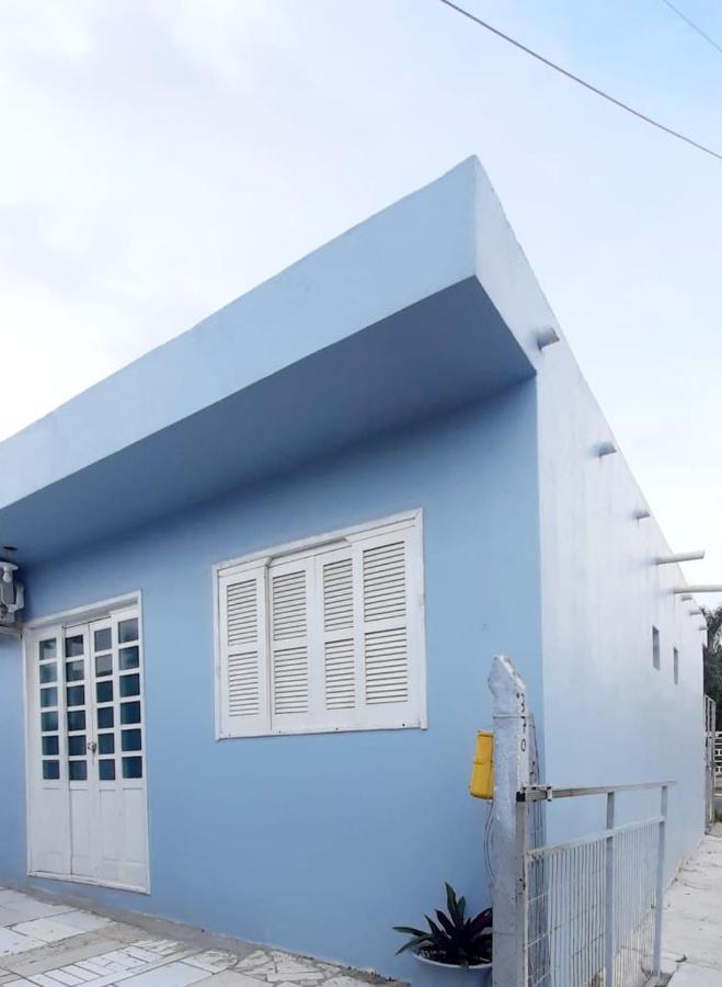 KITNET S2 em TORRES-RS - ÓTIMO CUSTO BENEFICIO na mais bela praia Gaúcha - Cozinha - Banheiro - Ar condicionado - TV - Wi-Fi - Estacionamento - Acomoda até 5 pessoas - Anfitriã Superhost no BnB Exterior foto