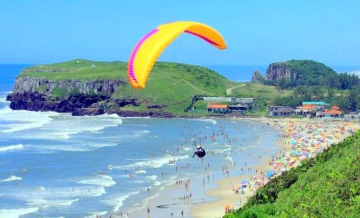 KITNET S2 em TORRES-RS - ÓTIMO CUSTO BENEFICIO na mais bela praia Gaúcha - Cozinha - Banheiro - Ar condicionado - TV - Wi-Fi - Estacionamento - Acomoda até 5 pessoas - Anfitriã Superhost no BnB Exterior foto