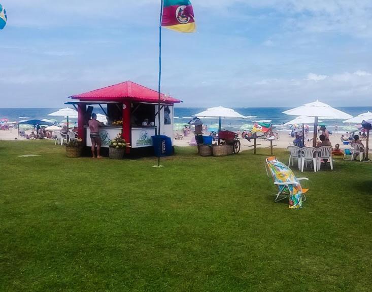 KITNET S2 em TORRES-RS - ÓTIMO CUSTO BENEFICIO na mais bela praia Gaúcha - Cozinha - Banheiro - Ar condicionado - TV - Wi-Fi - Estacionamento - Acomoda até 5 pessoas - Anfitriã Superhost no BnB Exterior foto