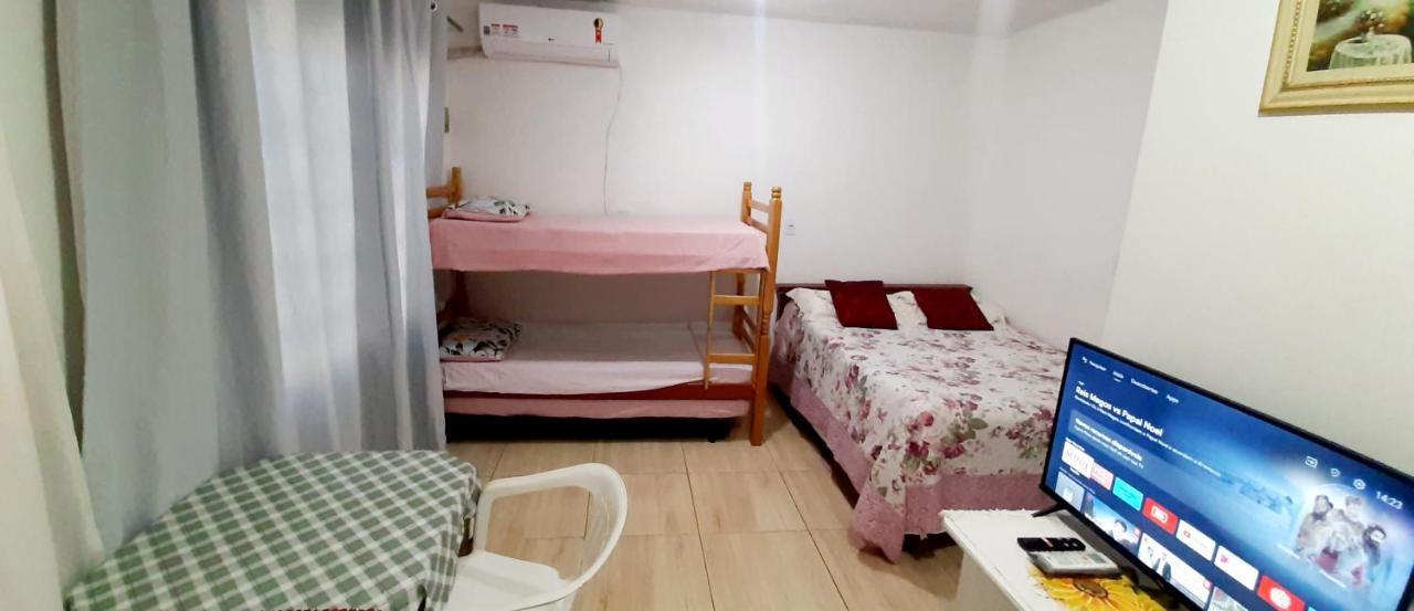KITNET S2 em TORRES-RS - ÓTIMO CUSTO BENEFICIO na mais bela praia Gaúcha - Cozinha - Banheiro - Ar condicionado - TV - Wi-Fi - Estacionamento - Acomoda até 5 pessoas - Anfitriã Superhost no BnB Exterior foto