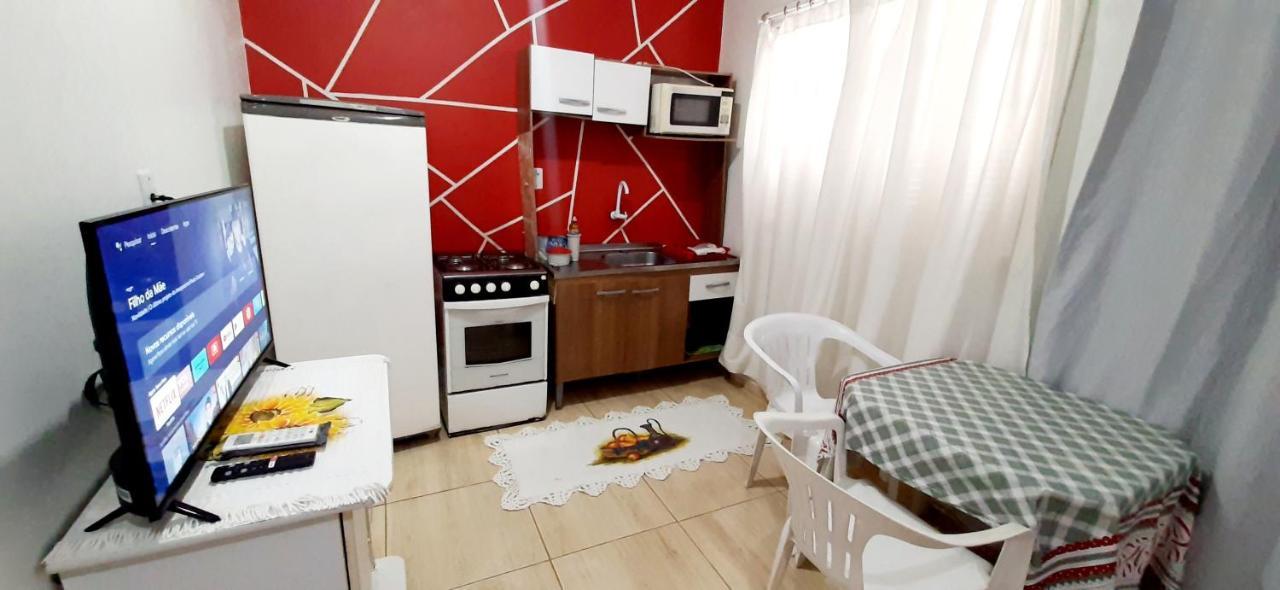 KITNET S2 em TORRES-RS - ÓTIMO CUSTO BENEFICIO na mais bela praia Gaúcha - Cozinha - Banheiro - Ar condicionado - TV - Wi-Fi - Estacionamento - Acomoda até 5 pessoas - Anfitriã Superhost no BnB Exterior foto