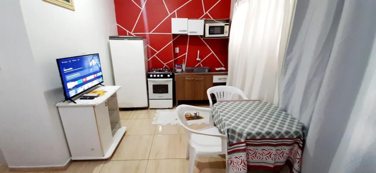 KITNET S2 em TORRES-RS - ÓTIMO CUSTO BENEFICIO na mais bela praia Gaúcha - Cozinha - Banheiro - Ar condicionado - TV - Wi-Fi - Estacionamento - Acomoda até 5 pessoas - Anfitriã Superhost no BnB Exterior foto