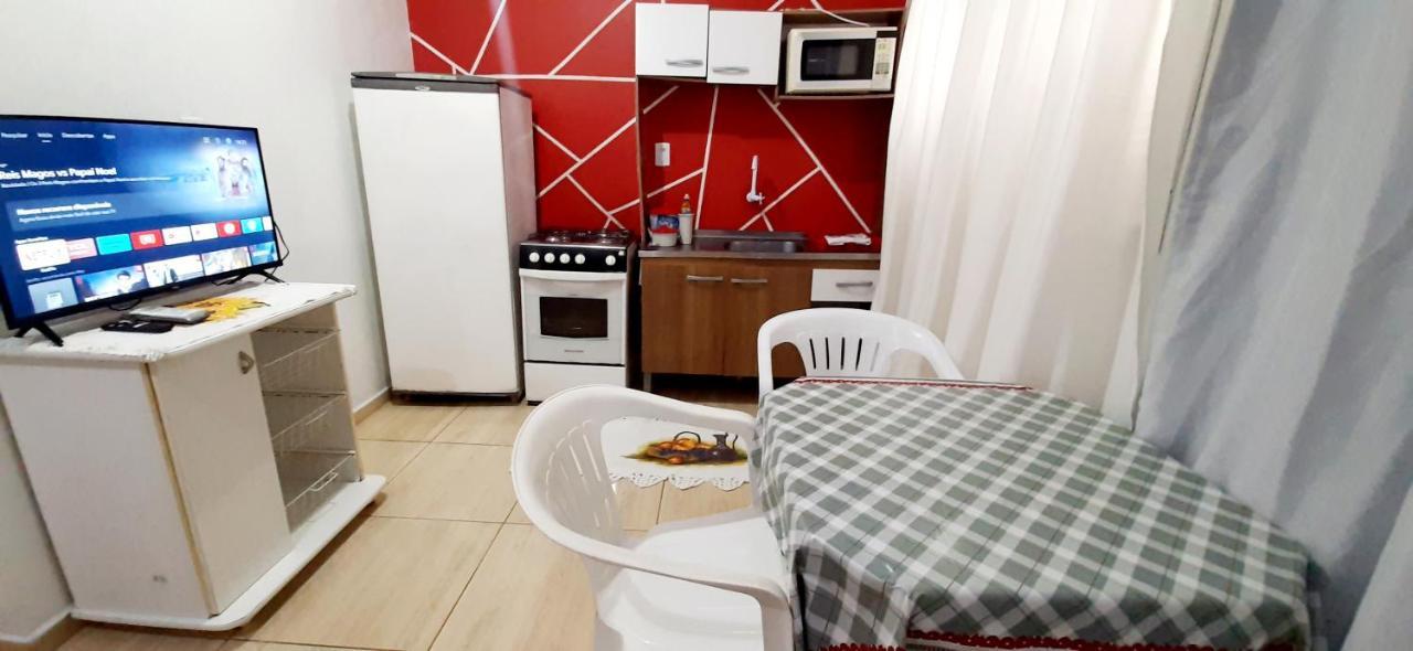 KITNET S2 em TORRES-RS - ÓTIMO CUSTO BENEFICIO na mais bela praia Gaúcha - Cozinha - Banheiro - Ar condicionado - TV - Wi-Fi - Estacionamento - Acomoda até 5 pessoas - Anfitriã Superhost no BnB Exterior foto