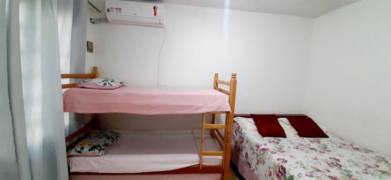 KITNET S2 em TORRES-RS - ÓTIMO CUSTO BENEFICIO na mais bela praia Gaúcha - Cozinha - Banheiro - Ar condicionado - TV - Wi-Fi - Estacionamento - Acomoda até 5 pessoas - Anfitriã Superhost no BnB Exterior foto