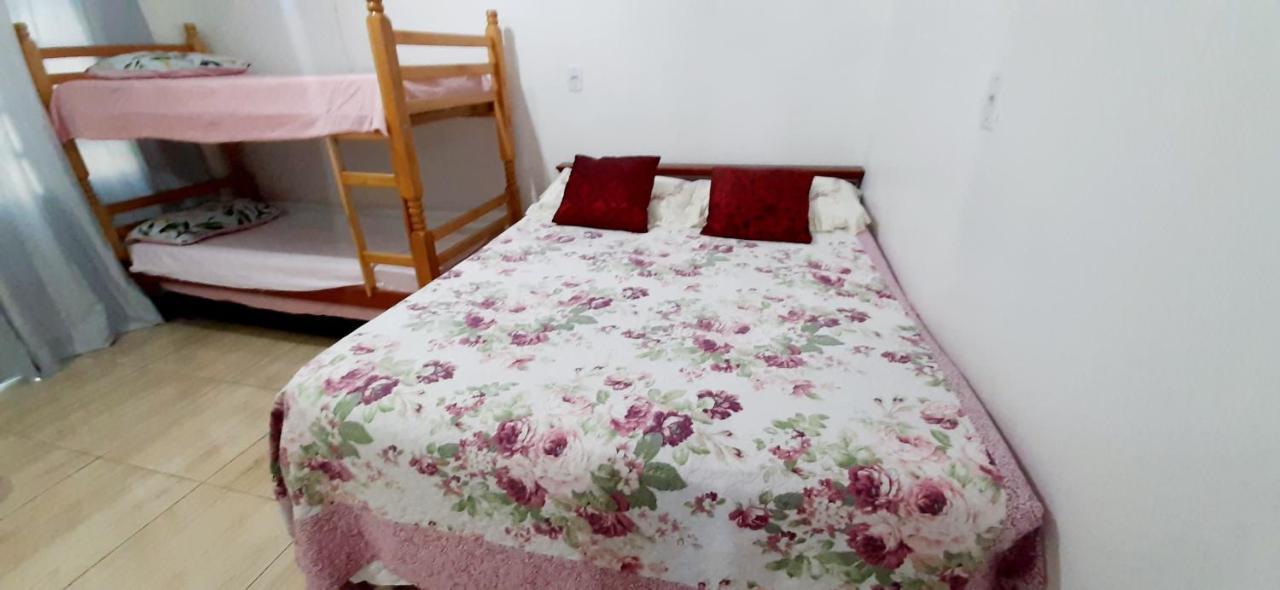 KITNET S2 em TORRES-RS - ÓTIMO CUSTO BENEFICIO na mais bela praia Gaúcha - Cozinha - Banheiro - Ar condicionado - TV - Wi-Fi - Estacionamento - Acomoda até 5 pessoas - Anfitriã Superhost no BnB Exterior foto