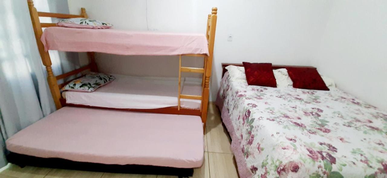 KITNET S2 em TORRES-RS - ÓTIMO CUSTO BENEFICIO na mais bela praia Gaúcha - Cozinha - Banheiro - Ar condicionado - TV - Wi-Fi - Estacionamento - Acomoda até 5 pessoas - Anfitriã Superhost no BnB Exterior foto