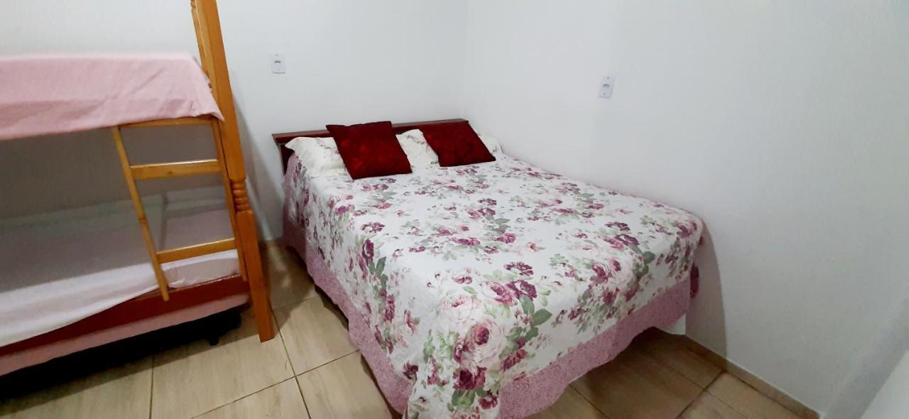 KITNET S2 em TORRES-RS - ÓTIMO CUSTO BENEFICIO na mais bela praia Gaúcha - Cozinha - Banheiro - Ar condicionado - TV - Wi-Fi - Estacionamento - Acomoda até 5 pessoas - Anfitriã Superhost no BnB Exterior foto