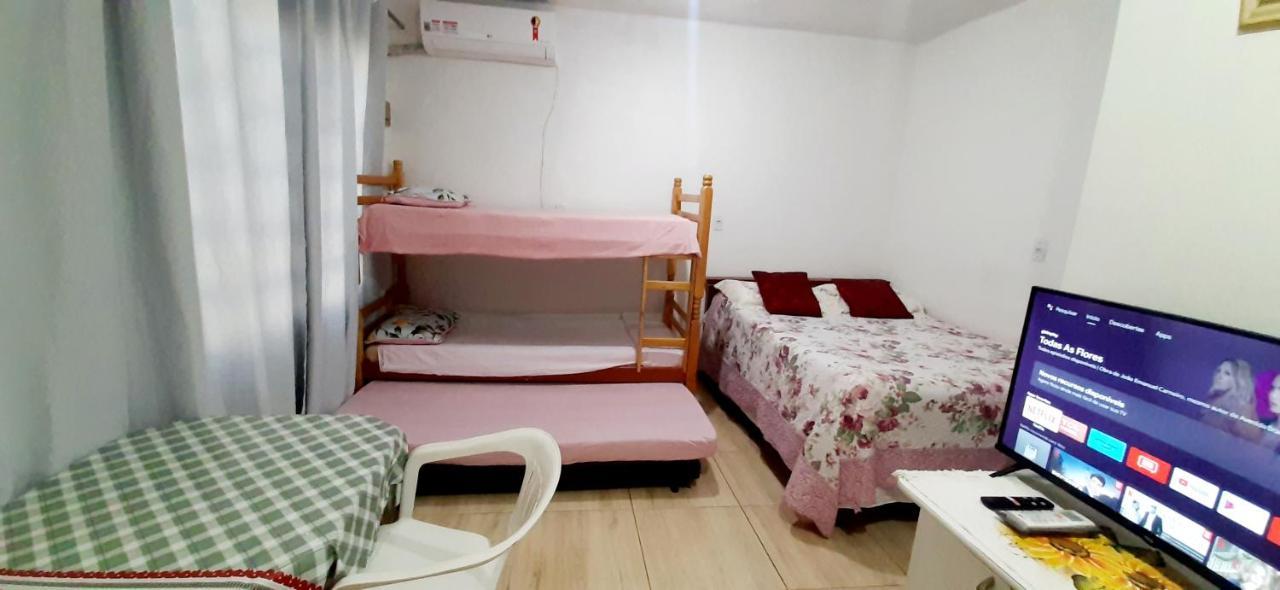 KITNET S2 em TORRES-RS - ÓTIMO CUSTO BENEFICIO na mais bela praia Gaúcha - Cozinha - Banheiro - Ar condicionado - TV - Wi-Fi - Estacionamento - Acomoda até 5 pessoas - Anfitriã Superhost no BnB Exterior foto