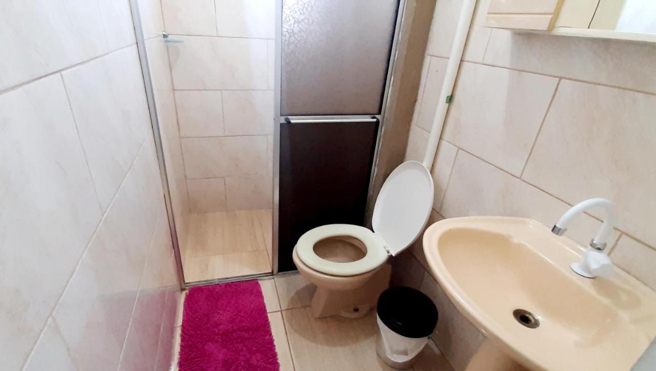 KITNET S2 em TORRES-RS - ÓTIMO CUSTO BENEFICIO na mais bela praia Gaúcha - Cozinha - Banheiro - Ar condicionado - TV - Wi-Fi - Estacionamento - Acomoda até 5 pessoas - Anfitriã Superhost no BnB Exterior foto