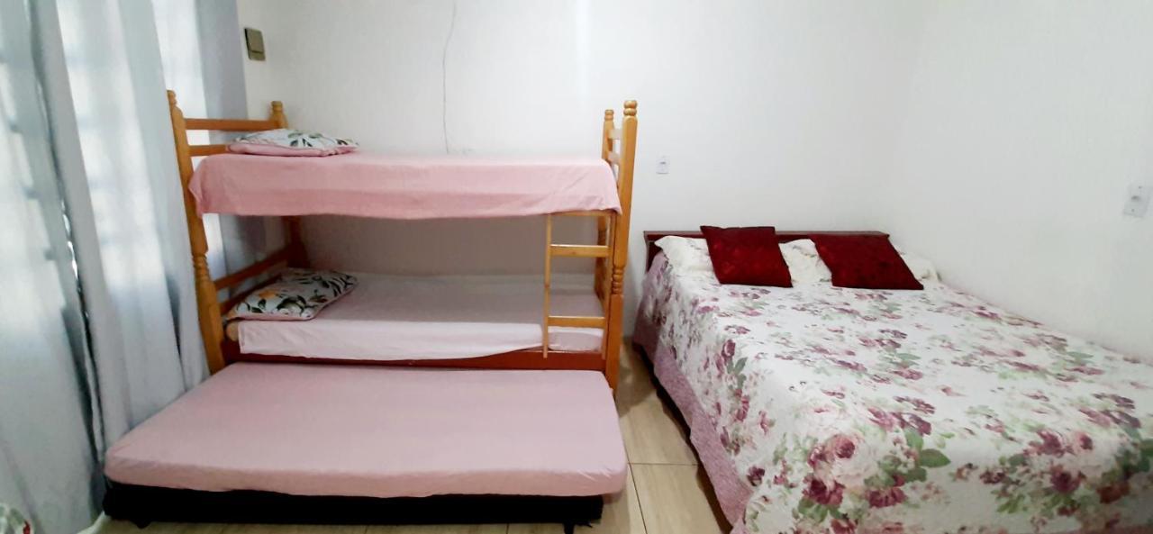 KITNET S2 em TORRES-RS - ÓTIMO CUSTO BENEFICIO na mais bela praia Gaúcha - Cozinha - Banheiro - Ar condicionado - TV - Wi-Fi - Estacionamento - Acomoda até 5 pessoas - Anfitriã Superhost no BnB Exterior foto