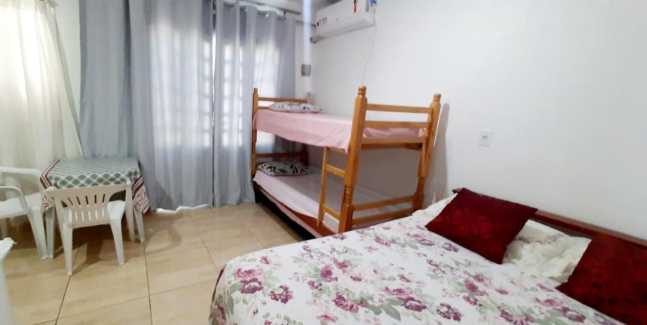 KITNET S2 em TORRES-RS - ÓTIMO CUSTO BENEFICIO na mais bela praia Gaúcha - Cozinha - Banheiro - Ar condicionado - TV - Wi-Fi - Estacionamento - Acomoda até 5 pessoas - Anfitriã Superhost no BnB Exterior foto