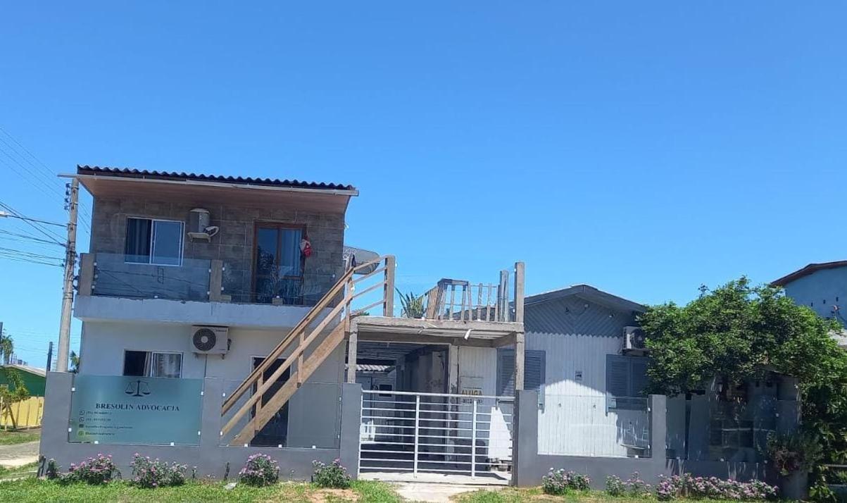 KITNET S2 em TORRES-RS - ÓTIMO CUSTO BENEFICIO na mais bela praia Gaúcha - Cozinha - Banheiro - Ar condicionado - TV - Wi-Fi - Estacionamento - Acomoda até 5 pessoas - Anfitriã Superhost no BnB Exterior foto